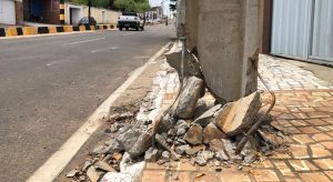 Moradores temem risco de queda de poste na Avenida Castelo Branco