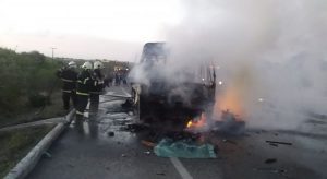 Ônibus que transportava passageiros para hemodiálise pega fogo na CE-040
