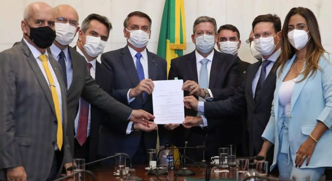 Bolsonaro sanciona Auxílio Brasil, mas veta trecho contra fila de espera