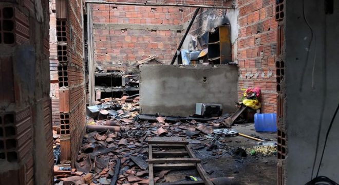 Em Brejo Santo, marido ateia fogo em casa com esposa, sogro e os três filhos dentro