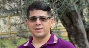 Homem é morto a tiros dentro de loja da esposa em Icó