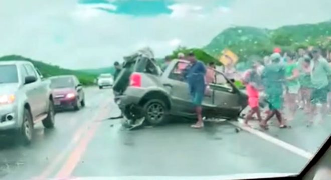 Acidente na BR-222 deixa uma pessoa morta e gera saque à carga de carne