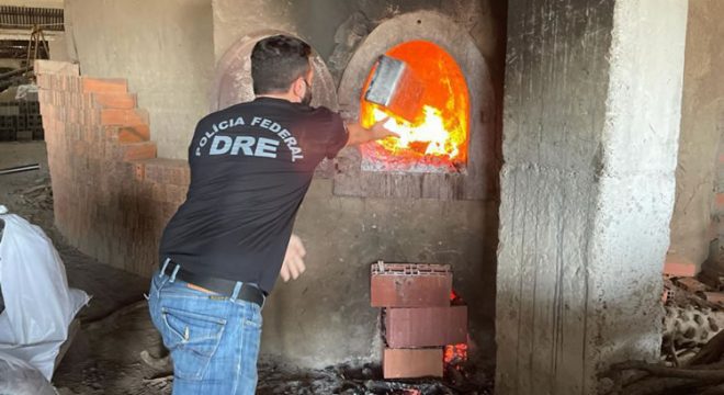 PF incinera 1,3 tonelada de drogas; maior parte é cocaína apreendida em jato executivo