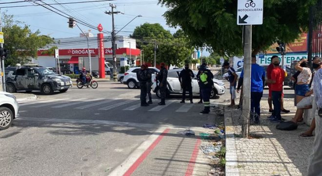 Morador mata assaltante após ter casa invadida e comparsas abandonam corpo em carro na fuga