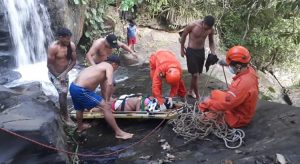 Mulher é resgatada após cair de cachoeira de 10 metros de altura no Ceará