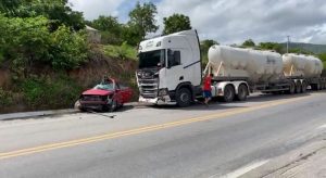 Duas pessoas morrem em acidente entre carreta e carro no interior do Ceará