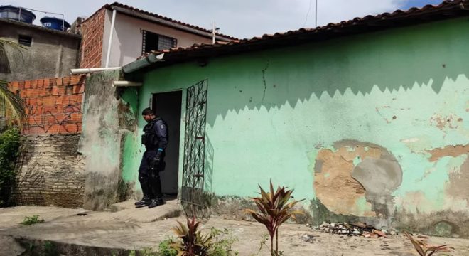 Homem é resgatado de cativeiro após ser sequestrado