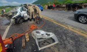Homem morre em acidente de carro com carreta em Moreira, na cidade de Umirim