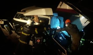 Motorista perde controle de carreta, cai sobre leito de rio e é resgatado de ferragens em Tauá