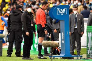 Brasil empata com o Equador fora de casa, em duelo fraco e cheio de polêmica