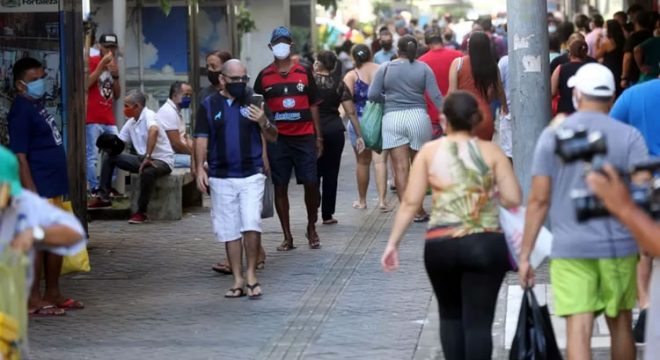 Ceará 'sinaliza para risco' de terceira onda de Covid-19, diz secretário da Saúde