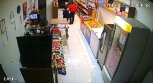 Mãe reconhece filho em vídeo de roubo e ajuda PM na apreensão do adolescente em Barbalha