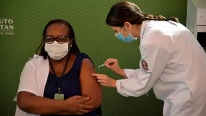 Primeira vacinada contra Covid no Brasil se filia ao MDB e pode ser candidata