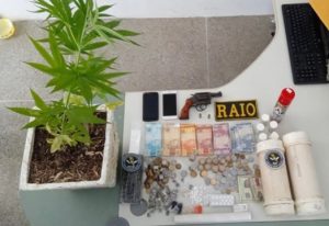 Raio apreende arma e drogas em residência, em Iguatu