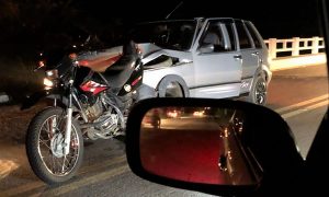 Moto ficou enganchada e presa num carro após acidente na região do Cariri