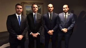Ex-assessor de Bolsonaro é o 4º nome a apontar rachadinha em gabinetes do clã