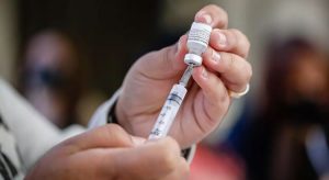 Ciclo menstrual pode atrasar após vacina contra Covid, aponta estudo