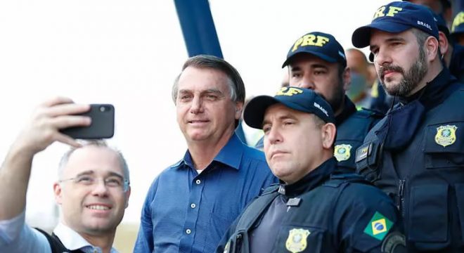 Bolsonaro mantém R$ 4,9 bi para fundão e R$ 1,7 bi para reajuste de servidores