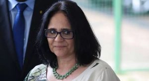 Governo Bolsonaro abre disque-denúncia a antivacinas