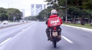 Bolsonaro sanciona lei com proteção aos entregadores de aplicativo