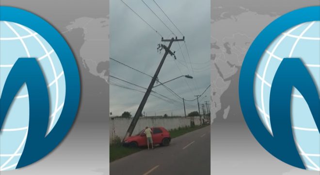 Homem colide carro contra poste neste domingo, 9