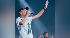 João Gomes veste camisa da marca cearense Farol88 em show de Réveillon