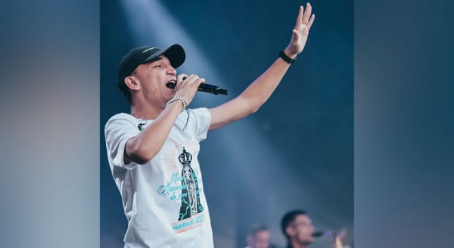 João Gomes veste camisa da marca cearense Farol88 em show de Réveillon
