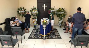 Familiares e amigos velam o corpo do narrador esportivo Carlos Alberto Miranda