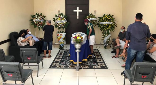 Familiares e amigos velam o corpo do narrador esportivo Carlos Alberto Miranda