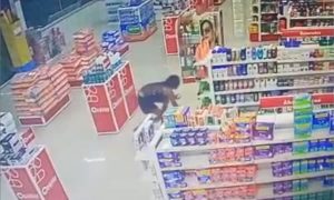 Veja mulher “rastejando” em Crato durante furto em farmácia e ela foi presa