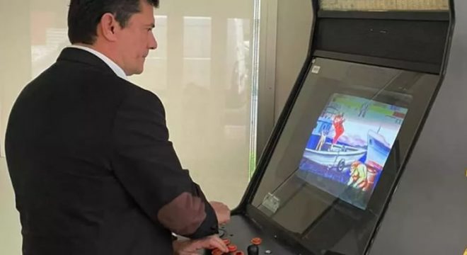 Moro posa jogando Street Fighter e compara Lula a Zangief