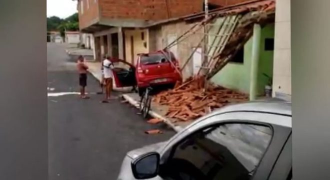 Carro desgovernado bate de raspão em árvore, sobe calçada e derruba alpendre de casa