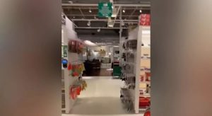 Loja de shopping fecha e deixa cliente 'preso'