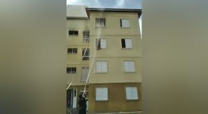 Bombeiros evacuam prédio após incêndio atingir apartamento em Juazeiro do Norte, no Ceará