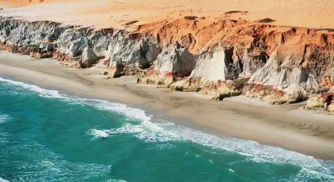 Relatório aponta risco de deslizamento de falésias em praias do litoral leste do Ceará