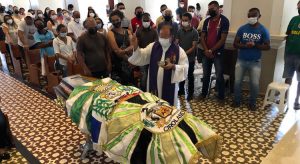 Familiares e amigos velam o radialista Antônio Félix, em Barbalha