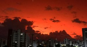 Céu avermelhado no Nordeste é reflexo de cinzas de vulcão submarino