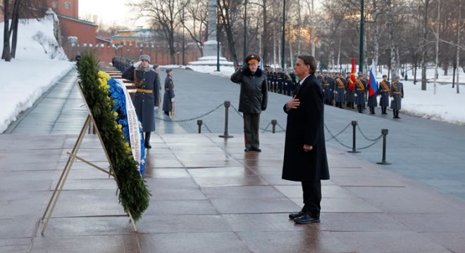 Bolsonaro presta homenagem a soldados do Exército comunista