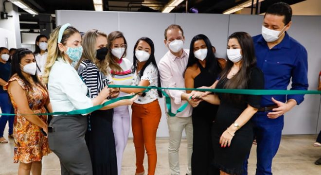 Prefeito Glêdson inaugura sala permanente de imunização contra Covid-19 no Vapt-Vupt