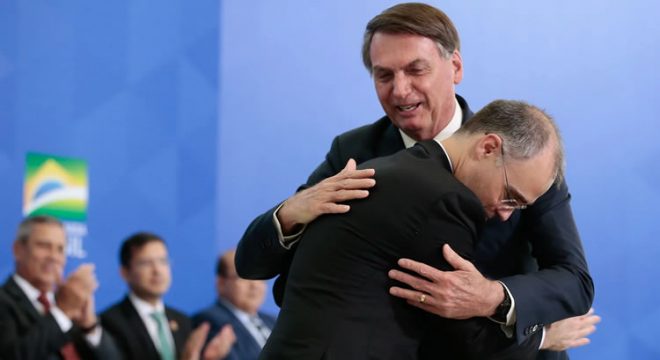 André Mendonça aciona PGR em notícia-crime contra Bolsonaro