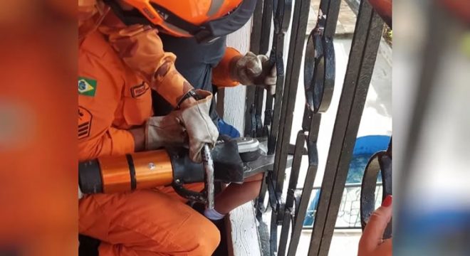 Criança de 6 anos fica com a perna presa em grade e é resgatada pelos bombeiros