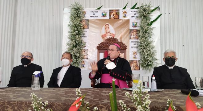 Dom Magnus Henrique Lopes, novo bispo da Diocese de Crato, visita o Salão Paroquial de Barbalha