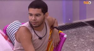 Equipe de Vyni aciona jurídico após comentários homofóbicos