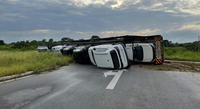 Caminhão cegonha tomba em trecho da Br-116, em Ipaumirim