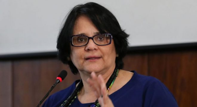 Damares é anunciada em evento como "a ministra mais bonita do Brasil" Leia mais em: https://www.opovo.com.br/noticias/politica/2022/02/08/damares-e-anunciada-em-evento-como-a-ministra-mais-bonita-do-brasil.html ©2022 Todos os direitos são reservados ao Portal O POVO, conforme a Lei nº 9.610/98. A publicação, redistribuição, transmissão e reescrita sem autorização prévia são proibidas