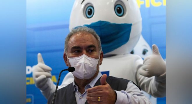 Queiroga diz que pais têm que convencer crianças a tomar vacina contra Covid