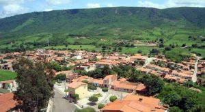 Jovem bota a avó para fora de casa no Cariri com barra de ferro e ainda ameaçou mãe e irmão