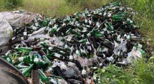 Juazeiro: moradores do bairro Jardim Gonzaga reclamam de entulho com garrafas a céu aberto