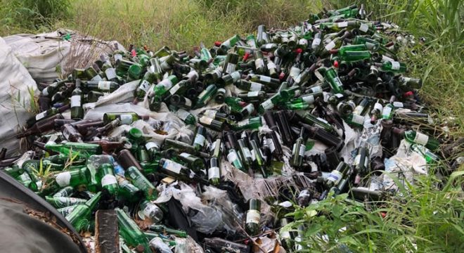 Juazeiro: moradores do bairro Jardim Gonzaga reclamam de entulho com garrafas a céu aberto