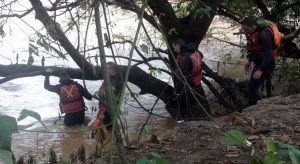 Bombeiros buscam por homem que jogou filha de 6 anos em rio; ambos estão desaparecidos